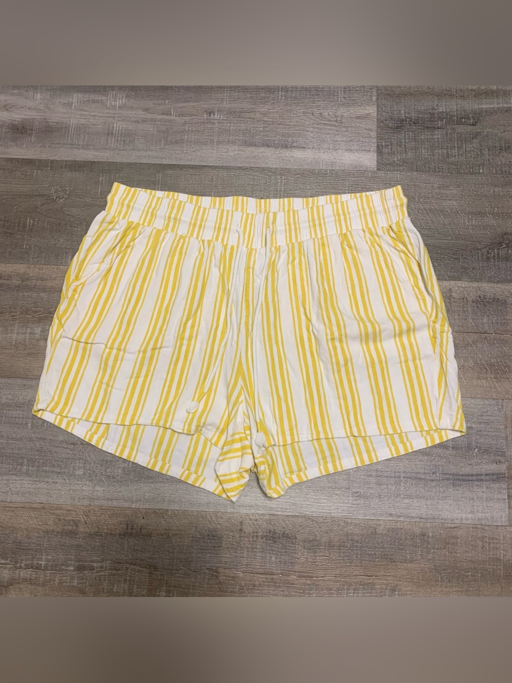 Torrid Yellow White Striped High Rise Pull-On Elastic Waist Shorts Size 1X Linen